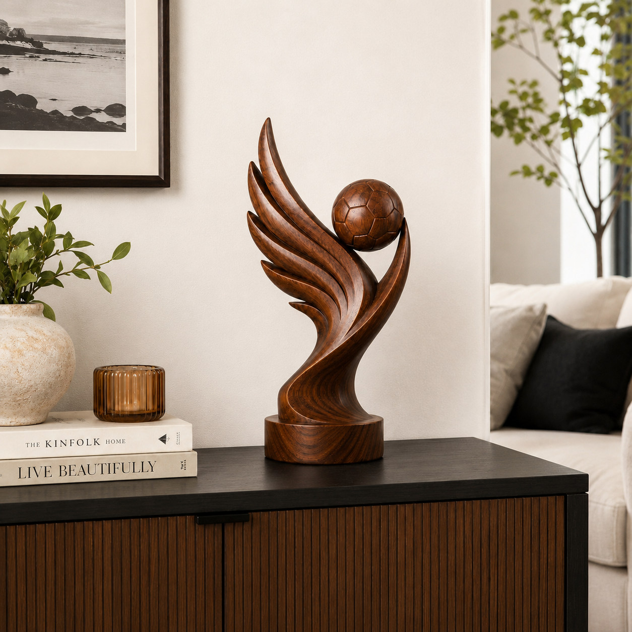 Abstrakte Fußball-Holzskulptur, Moderne Sportdekoration fur Regal, Schreibtisch und Wohnraum